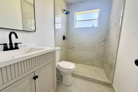 House in Hallandale Beach, Florida 3 bedrooms, 112.41 sq.m. № 2082979 - photo 11