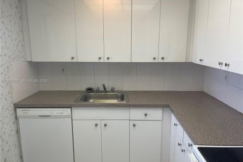 Condo in Hallandale Beach, Florida, 1 bedroom № 2145947 - photo 20