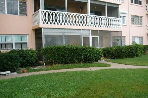 Condo in Hallandale Beach, Florida, 1 bedroom № 2145947 - photo 5