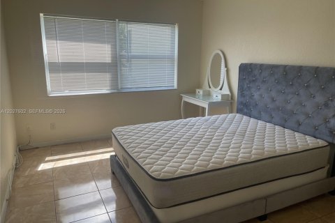Condo in Hallandale Beach, Florida, 1 bedroom № 2145947 - photo 16
