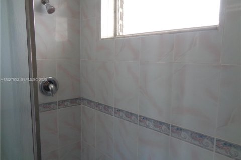 Condo in Hallandale Beach, Florida, 1 bedroom № 2145947 - photo 24