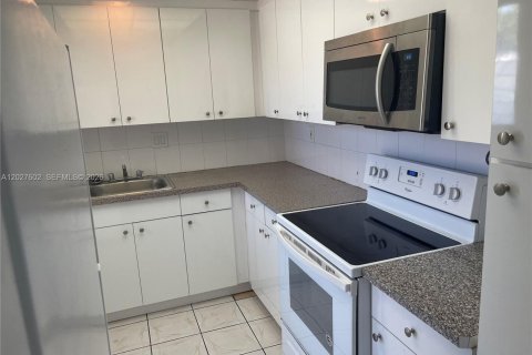 Condo in Hallandale Beach, Florida, 1 bedroom № 2145947 - photo 18