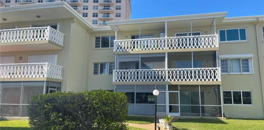 Condo in Hallandale Beach, Florida, 1 bedroom № 2145947