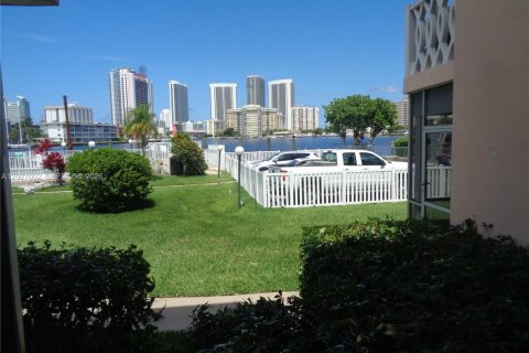 Condo in Hallandale Beach, Florida, 1 bedroom № 2145947 - photo 4