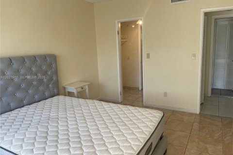 Condo in Hallandale Beach, Florida, 1 bedroom № 2145947 - photo 17