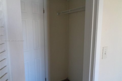 Condo in Hallandale Beach, Florida, 1 bedroom № 2145947 - photo 21