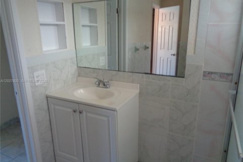 Condo in Hallandale Beach, Florida, 1 bedroom № 2145947 - photo 23