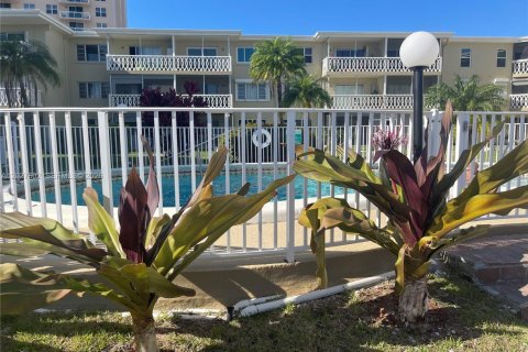 Condo in Hallandale Beach, Florida, 1 bedroom № 2145947 - photo 9
