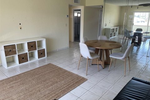 Condo in Hallandale Beach, Florida, 1 bedroom № 2145947 - photo 14