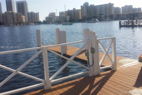 Condo in Hallandale Beach, Florida, 1 bedroom № 2145947 - photo 3