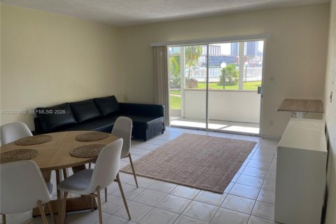 Condo in Hallandale Beach, Florida, 1 bedroom № 2145947 - photo 12