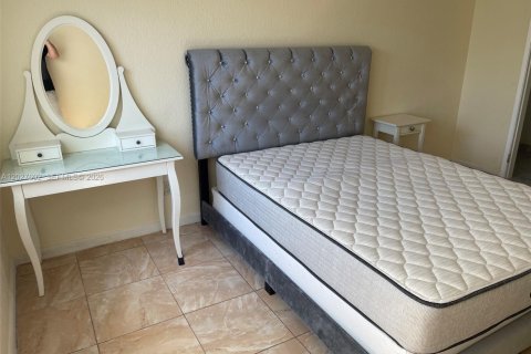 Condo in Hallandale Beach, Florida, 1 bedroom № 2145947 - photo 15