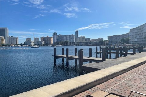 Condo in Hallandale Beach, Florida, 1 bedroom № 2145947 - photo 7
