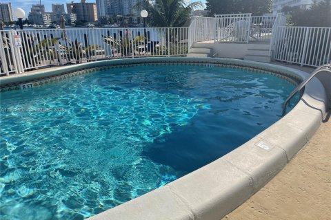 Condo in Hallandale Beach, Florida, 1 bedroom № 2145947 - photo 8