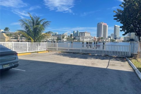 Condo in Hallandale Beach, Florida, 1 bedroom № 2145947 - photo 6