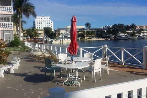 Condo in Hallandale Beach, Florida, 1 bedroom № 2145947 - photo 2