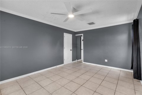 House in Davie, Florida 3 bedrooms, 111.85 sq.m. № 2049688 - photo 15