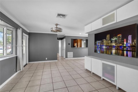 House in Davie, Florida 3 bedrooms, 111.85 sq.m. № 2049688 - photo 6