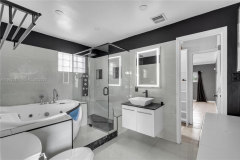 House in Davie, Florida 3 bedrooms, 111.85 sq.m. № 2049688 - photo 18