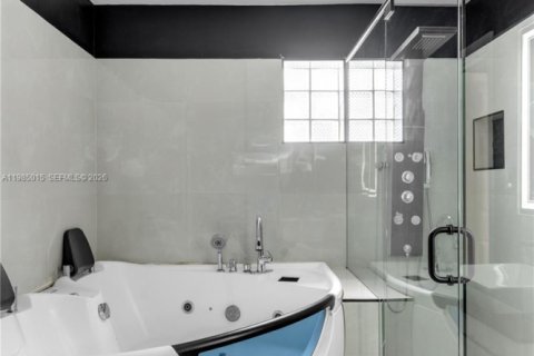 House in Davie, Florida 3 bedrooms, 111.85 sq.m. № 2049688 - photo 19