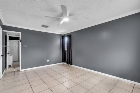 House in Davie, Florida 3 bedrooms, 111.85 sq.m. № 2049688 - photo 16