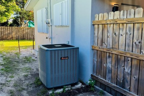 House in Lauderhill, Florida 3 bedrooms, 143.63 sq.m. № 1065866 - photo 1