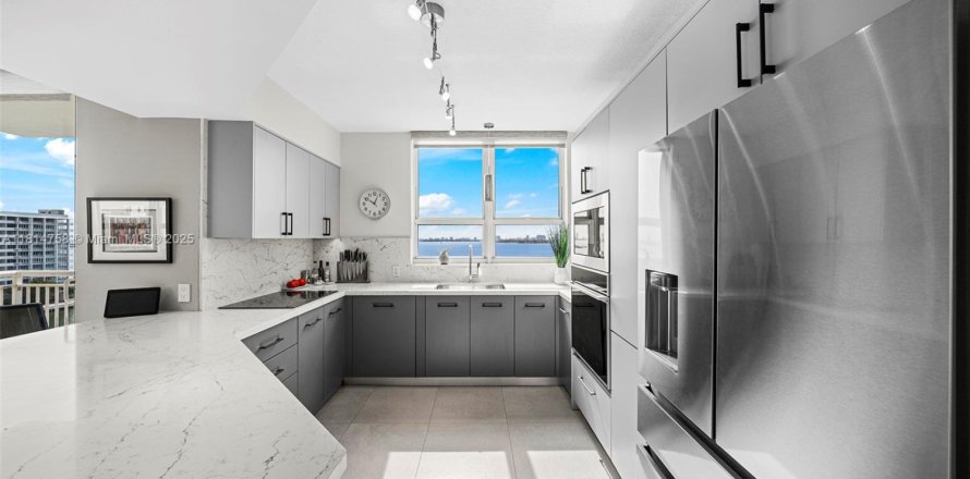 Condominio en Miami, Florida, 3 dormitorios № 1768223