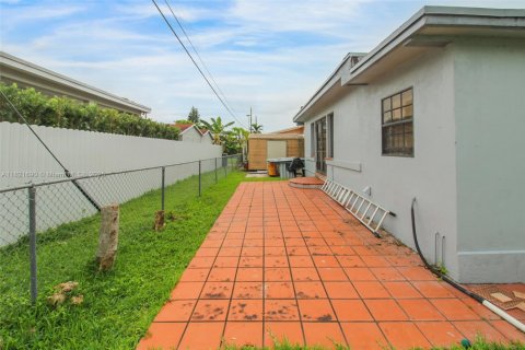 House in West Miami, Florida 3 bedrooms, 164.16 sq.m. № 1783919 - photo 30