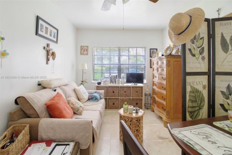 House in West Miami, Florida 3 bedrooms, 164.16 sq.m. № 1783919 - photo 23