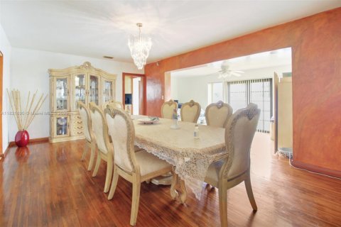 House in West Miami, Florida 3 bedrooms, 164.16 sq.m. № 1783919 - photo 11