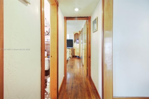 House in West Miami, Florida 3 bedrooms, 164.16 sq.m. № 1783919 - photo 21