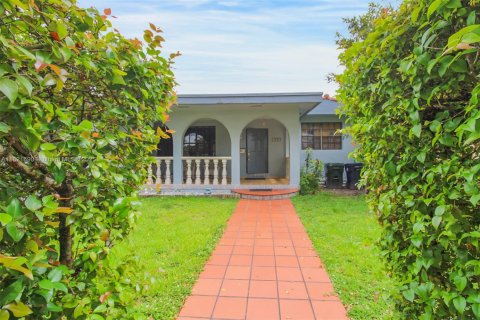 House in West Miami, Florida 3 bedrooms, 164.16 sq.m. № 1783919 - photo 1