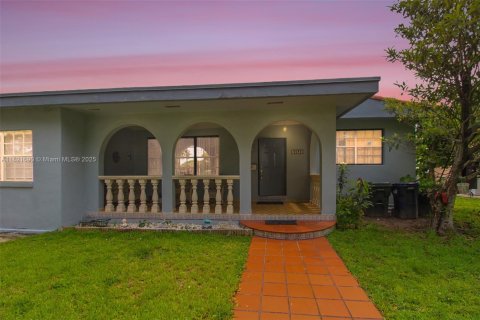 House in West Miami, Florida 3 bedrooms, 164.16 sq.m. № 1783919 - photo 5