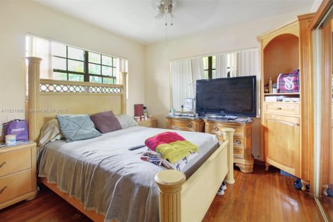 House in West Miami, Florida 3 bedrooms, 164.16 sq.m. № 1783919 - photo 20