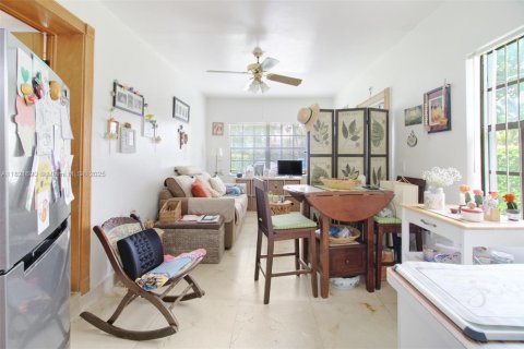 House in West Miami, Florida 3 bedrooms, 164.16 sq.m. № 1783919 - photo 25