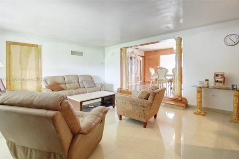 House in West Miami, Florida 3 bedrooms, 164.16 sq.m. № 1783919 - photo 8