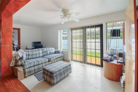 House in West Miami, Florida 3 bedrooms, 164.16 sq.m. № 1783919 - photo 15
