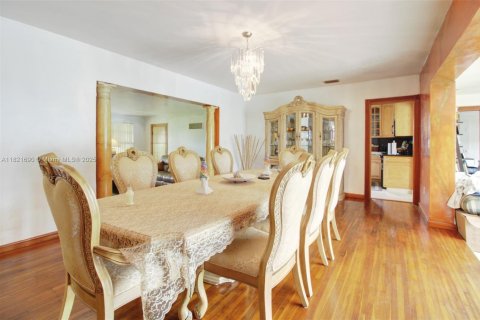 House in West Miami, Florida 3 bedrooms, 164.16 sq.m. № 1783919 - photo 10