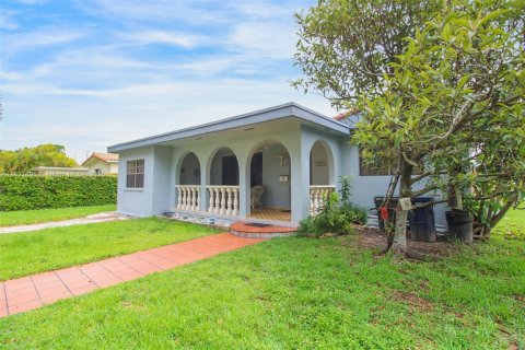 House in West Miami, Florida 3 bedrooms, 164.16 sq.m. № 1783919 - photo 3
