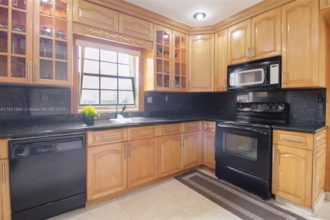 House in West Miami, Florida 3 bedrooms, 164.16 sq.m. № 1783919 - photo 12