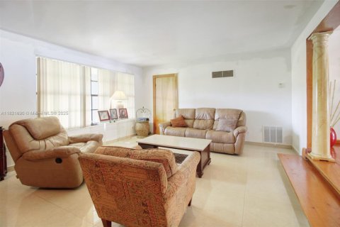House in West Miami, Florida 3 bedrooms, 164.16 sq.m. № 1783919 - photo 7