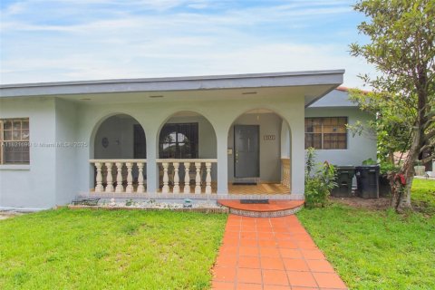 House in West Miami, Florida 3 bedrooms, 164.16 sq.m. № 1783919 - photo 4