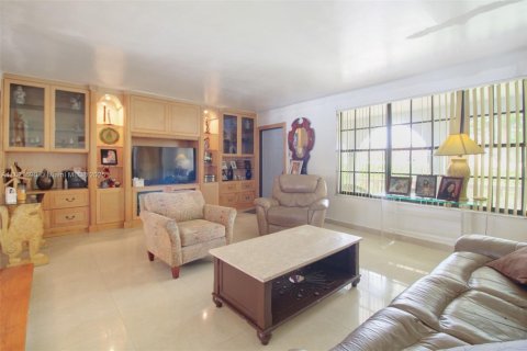 House in West Miami, Florida 3 bedrooms, 164.16 sq.m. № 1783919 - photo 9
