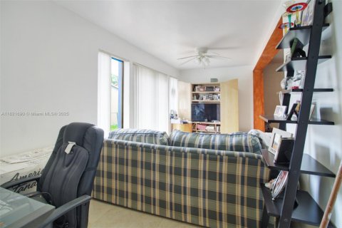 House in West Miami, Florida 3 bedrooms, 164.16 sq.m. № 1783919 - photo 16