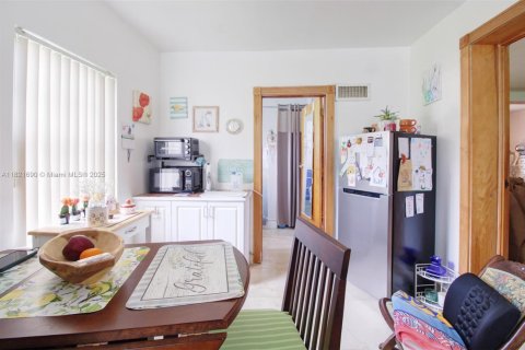 House in West Miami, Florida 3 bedrooms, 164.16 sq.m. № 1783919 - photo 14