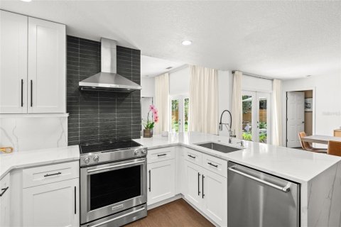 House in Sarasota, Florida 3 bedrooms, 123.37 sq.m. № 2199375 - photo 9