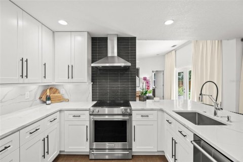 House in Sarasota, Florida 3 bedrooms, 123.37 sq.m. № 2199375 - photo 7