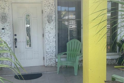 Снять в аренду виллу или дом в Хомстед, Флорида 2 спальни, 229.75м2, № 1983058 - фото 4