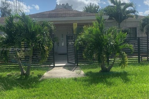 Снять в аренду виллу или дом в Хомстед, Флорида 2 спальни, 229.75м2, № 1983058 - фото 2