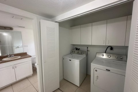 House in Miami, Florida 3 bedrooms, 110.55 sq.m. № 1985370 - photo 13